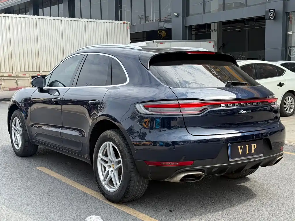 PORSCHE MACAN