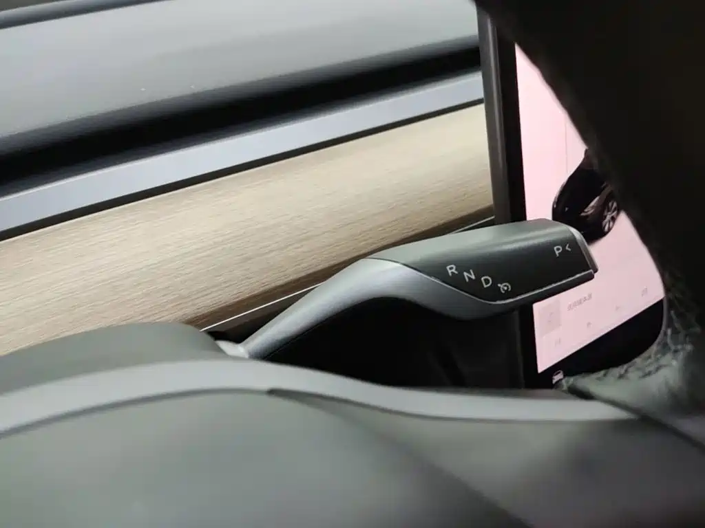 Tesla Model Y — миниатюра 14