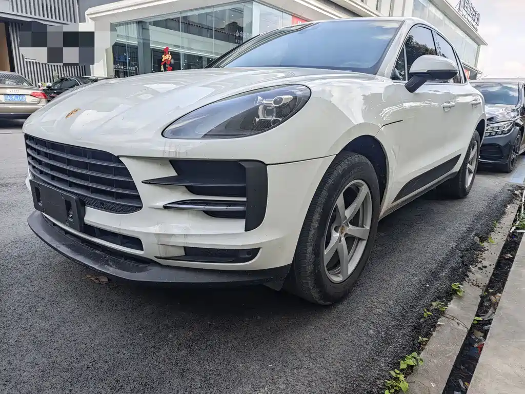PORSCHE MACAN
