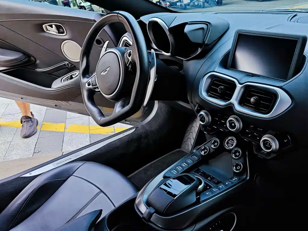 Aston Martin V8 Vantage 4.0T V8 Coupe, фото 12