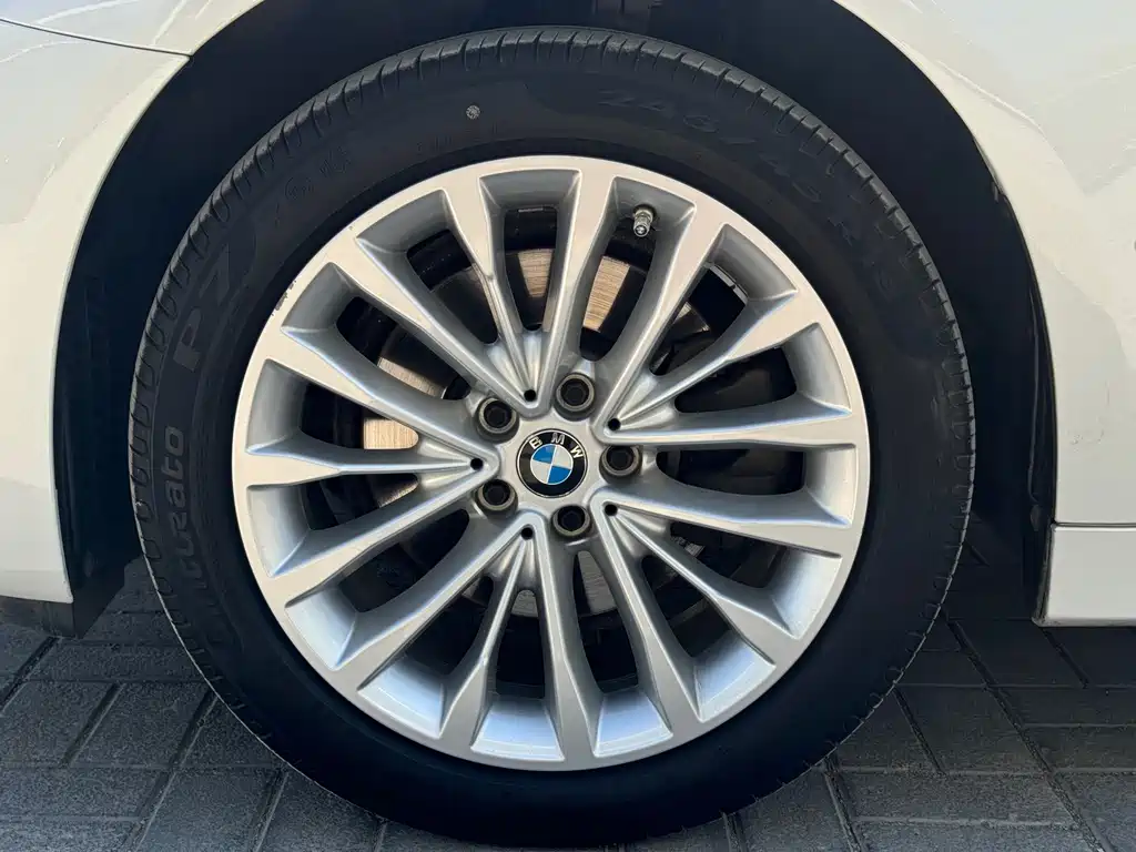 BMW 5 Series — миниатюра 9