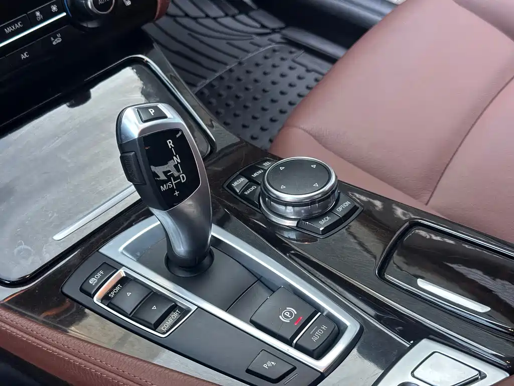 BMW 5 Series — миниатюра 13
