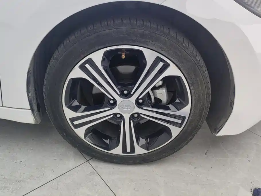 Hyundai Elantra — миниатюра 6