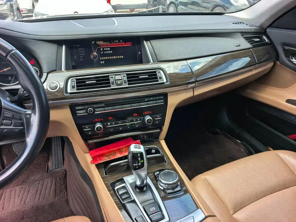 BMW 7 Series — миниатюра 13