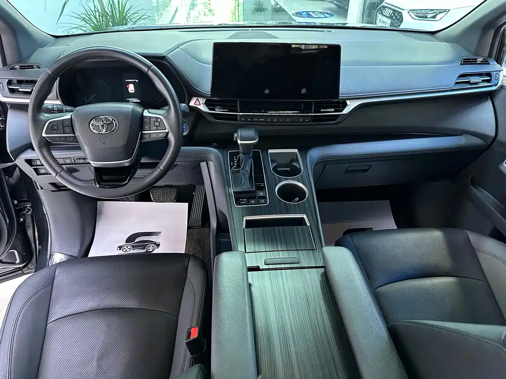 Toyota Sienna 2023 2.5L Luxury