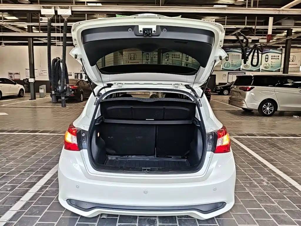 Nissan Tiida — миниатюра 19