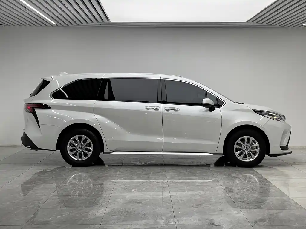 Toyota Granvia — миниатюра 8