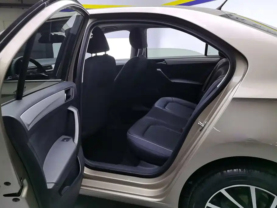 Skoda Rapid — миниатюра 11