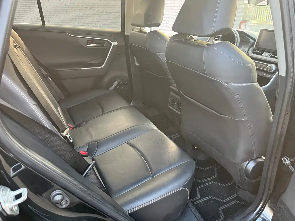 Toyota RAV4 — миниатюра 9