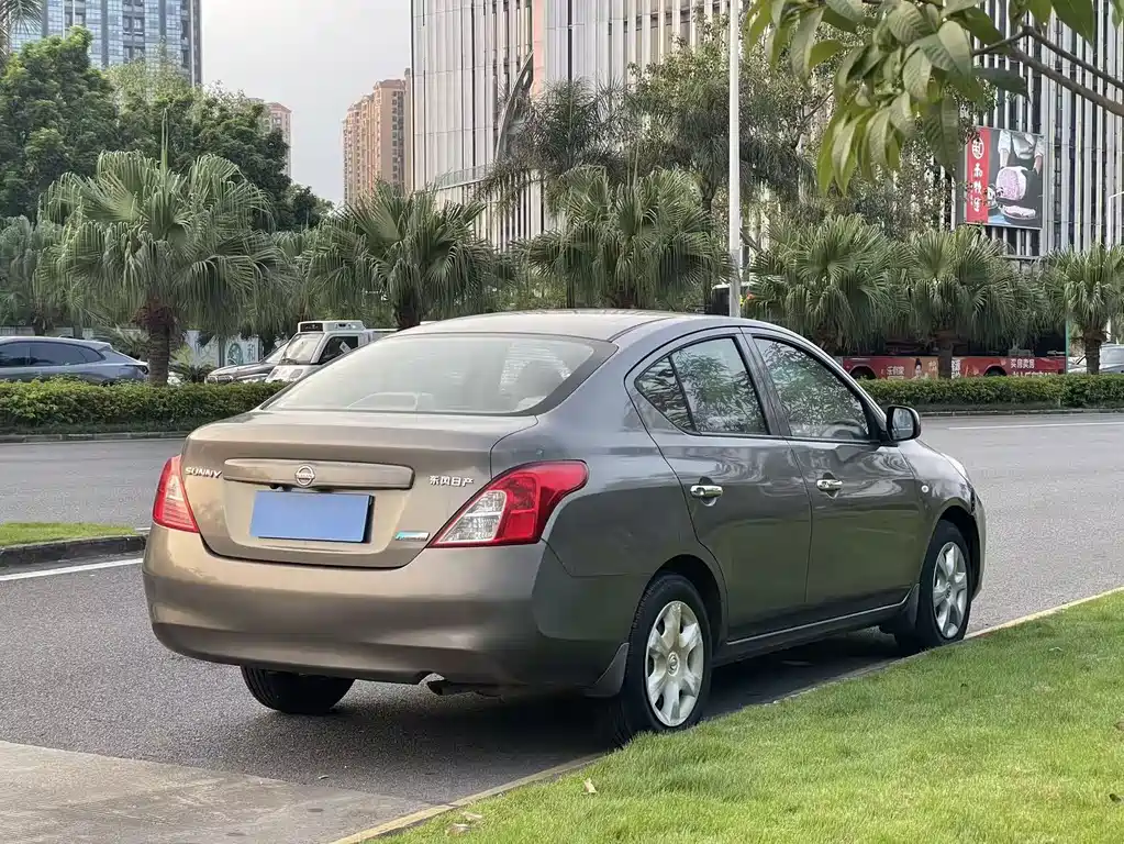 Nissan Sunny — миниатюра 6