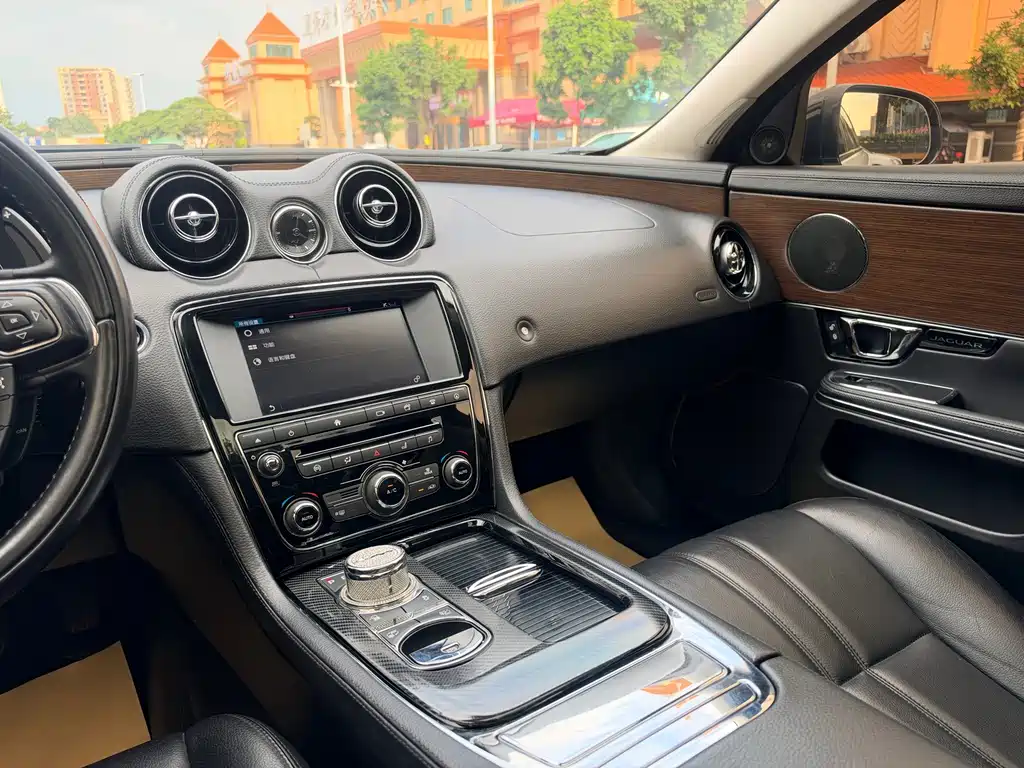 Jaguar XJ — миниатюра 16