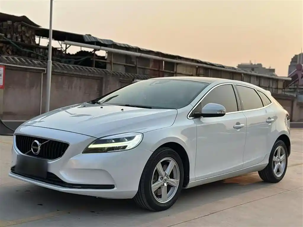 VOLVO  V40