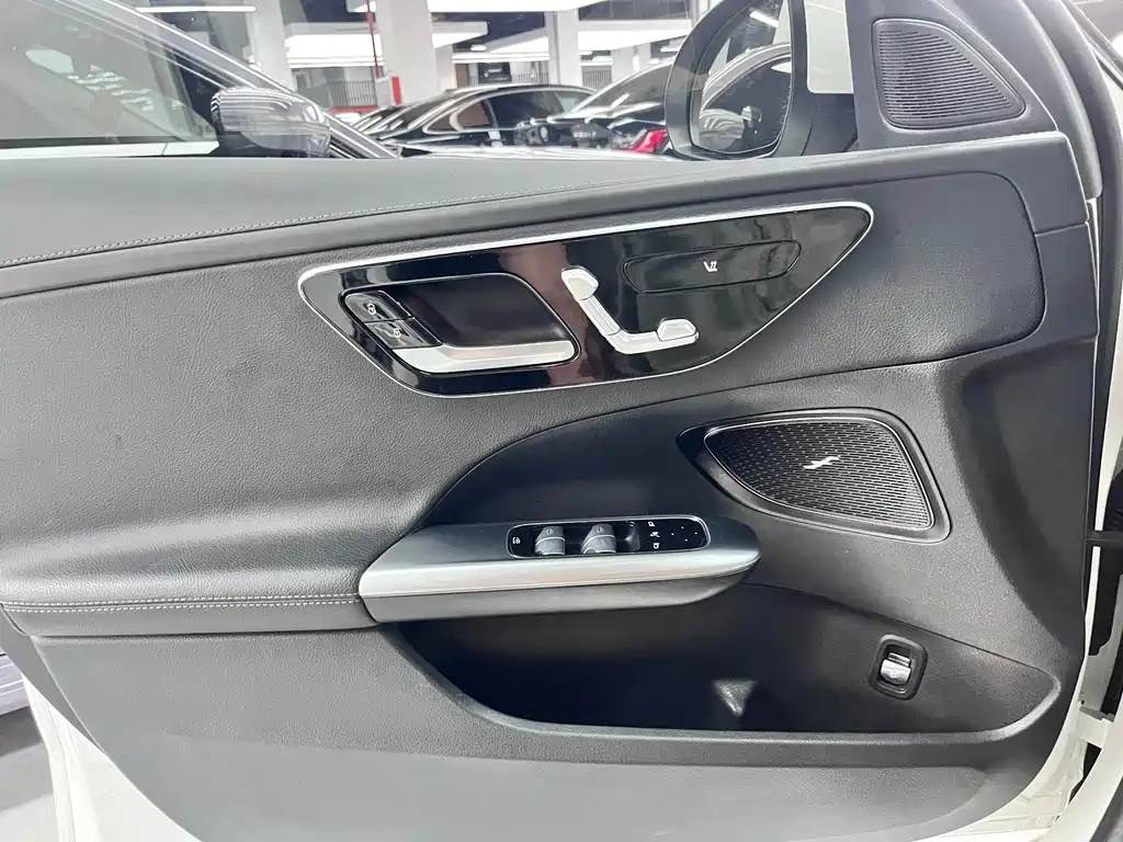 Mercedes-Benz C-Class — миниатюра 8