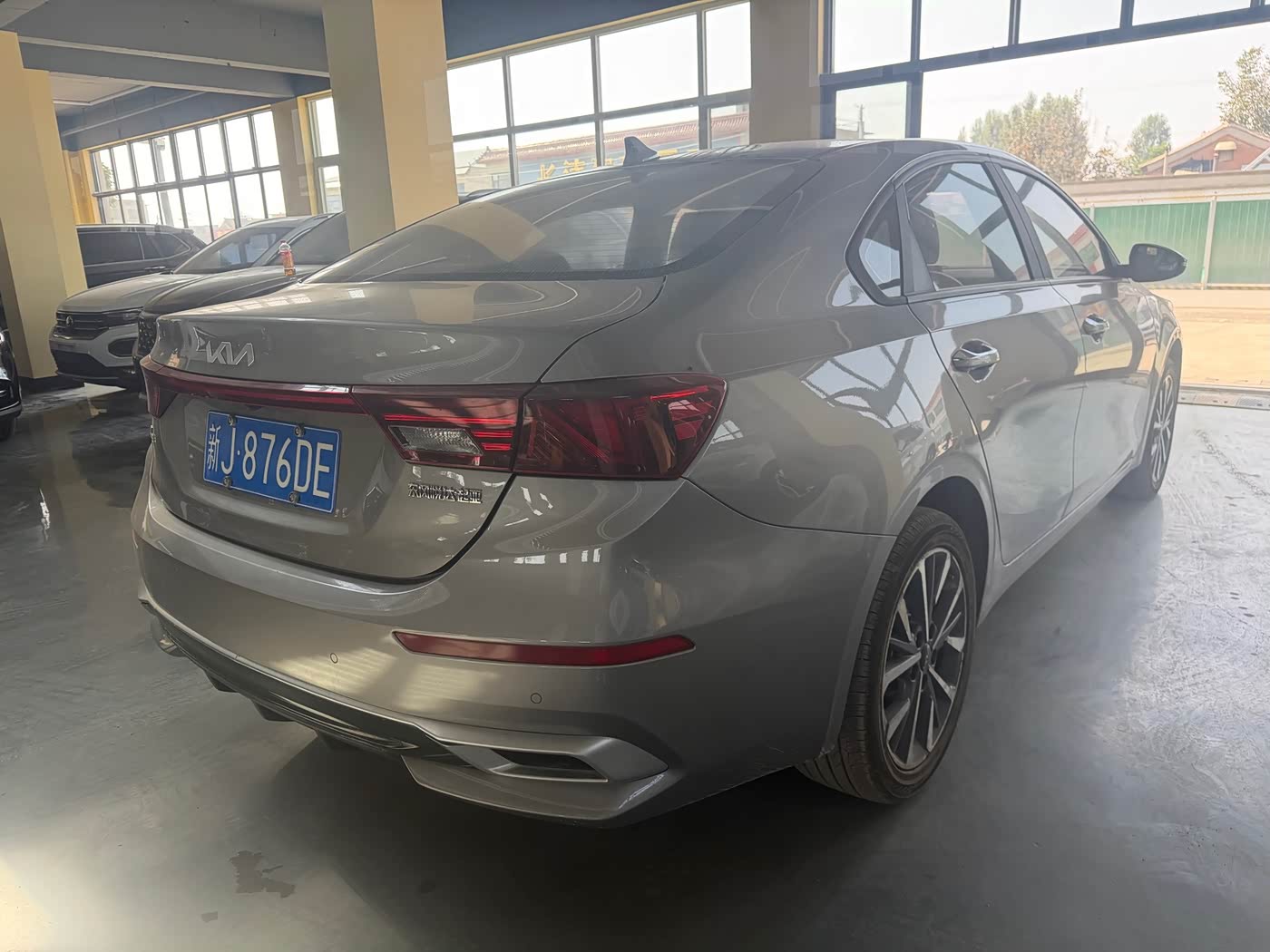 Kia K3 1.5 л 2022 г. Серебристо-серый, пробег 18000 км