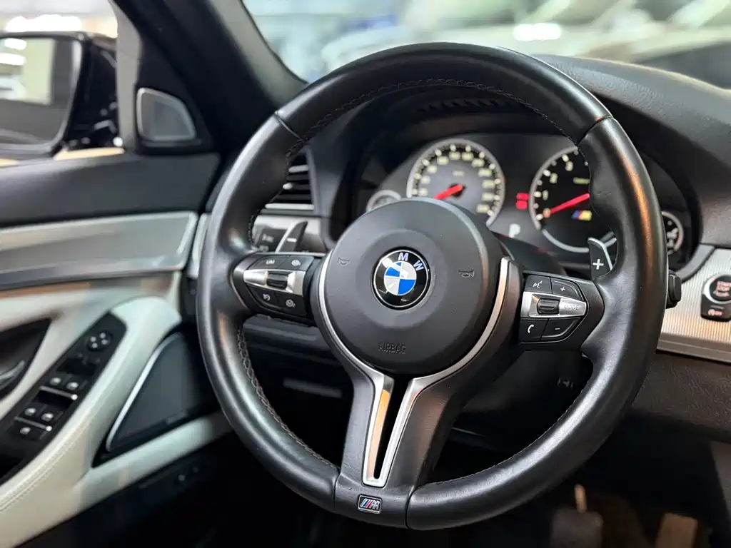 BMW M5 — миниатюра 8