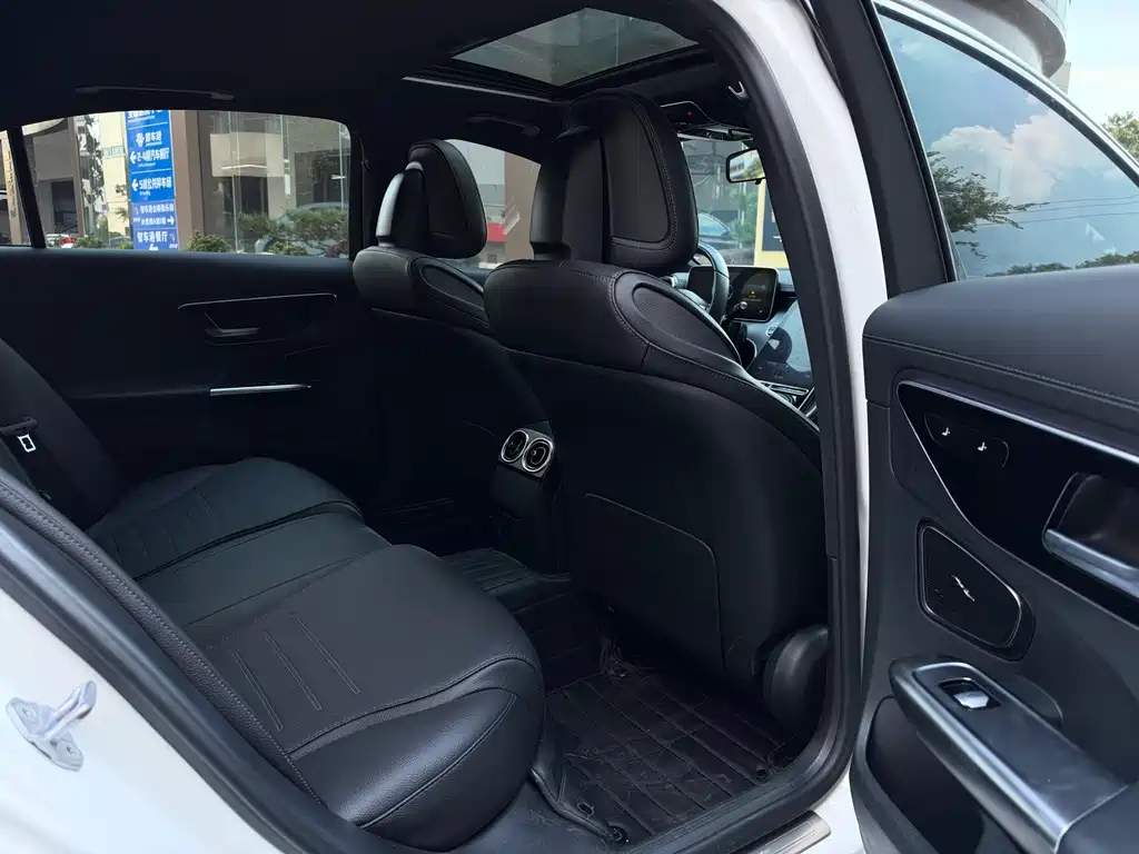 Mercedes-Benz C-Class — миниатюра 12