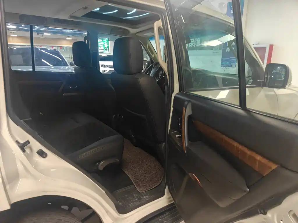 Mitsubishi Pajero (Import) — миниатюра 10