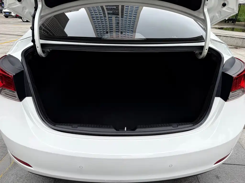 Hyundai Elantra Langdong — миниатюра 12