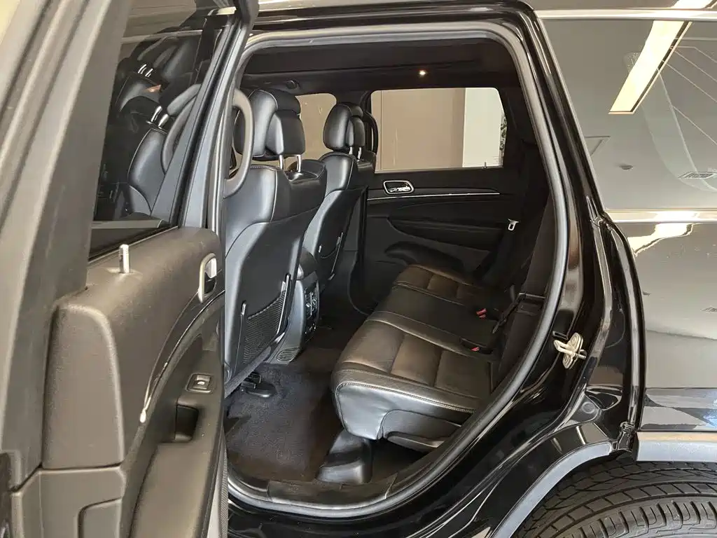 Jeep Grand Cherokee (Import) — миниатюра 19