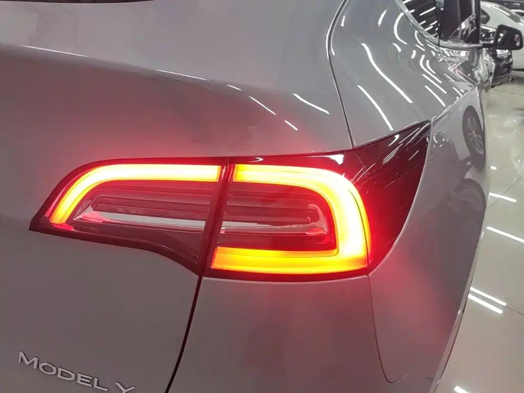 Tesla Model Y — миниатюра 8