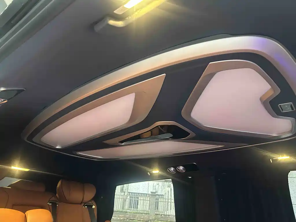 Mercedes-Benz Vito 2023 2.0T Elite 7 мест