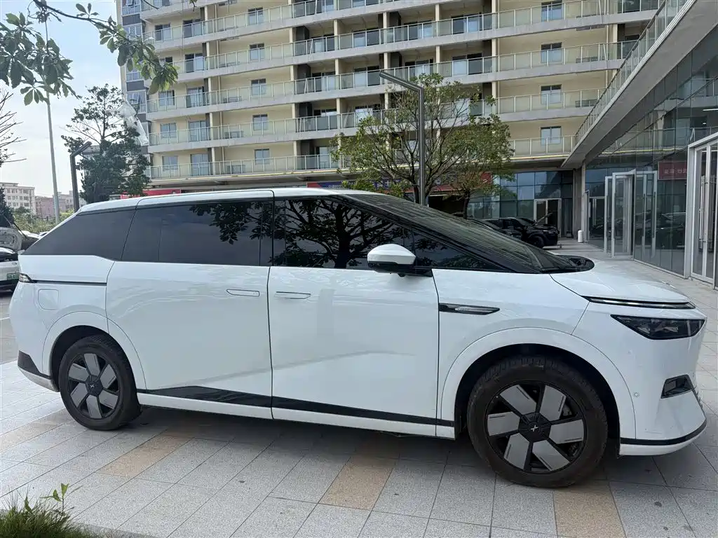 XPeng X9 — миниатюра 9