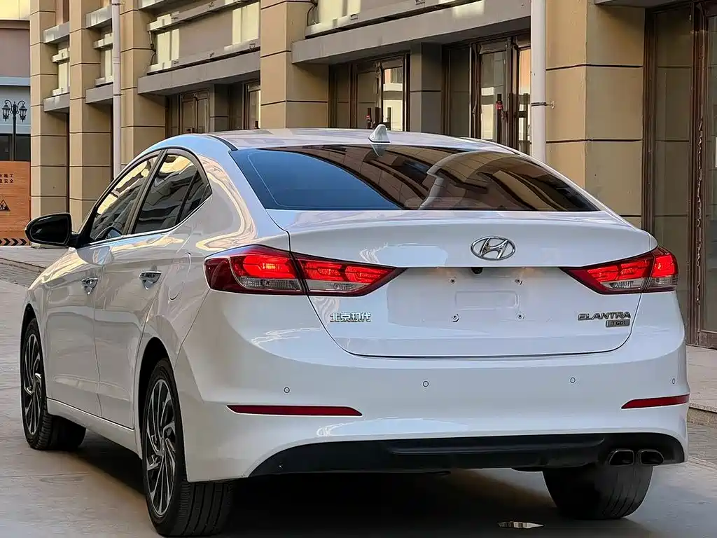 Hyundai Elantra — миниатюра 10