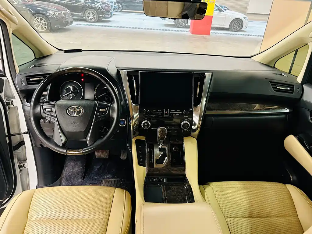 Toyota Alphard — миниатюра 11