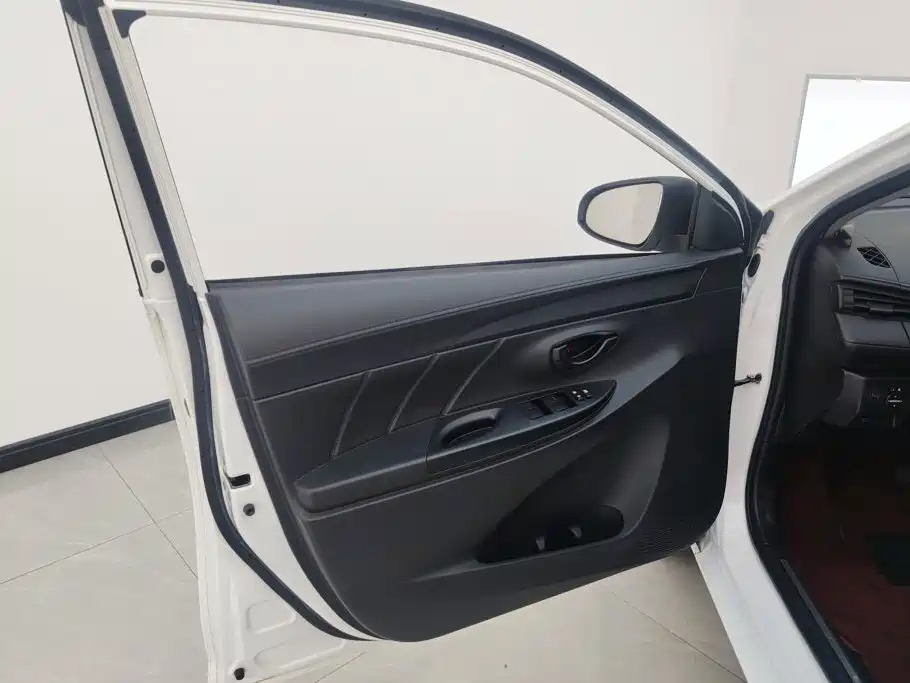 Toyota Yaris L — миниатюра 7