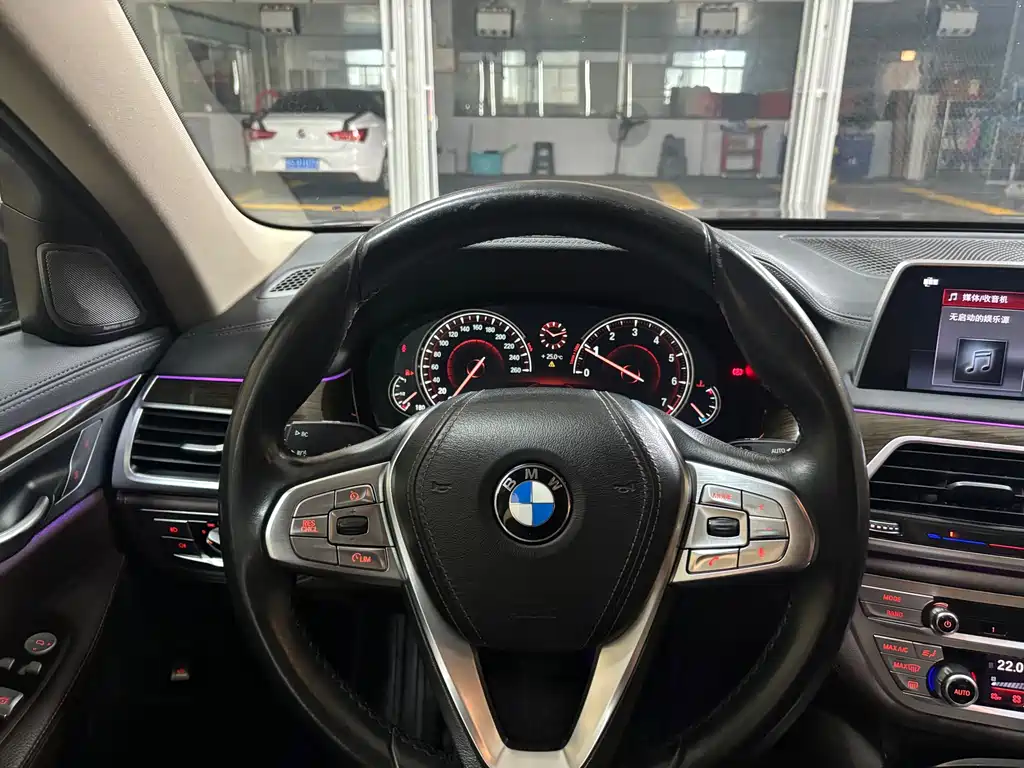 BMW 7 Series — миниатюра 13
