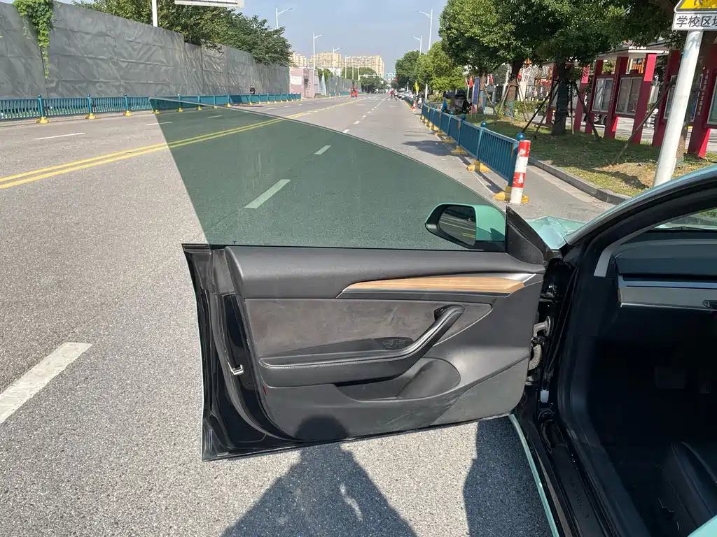 Tesla Model 3 — миниатюра 10