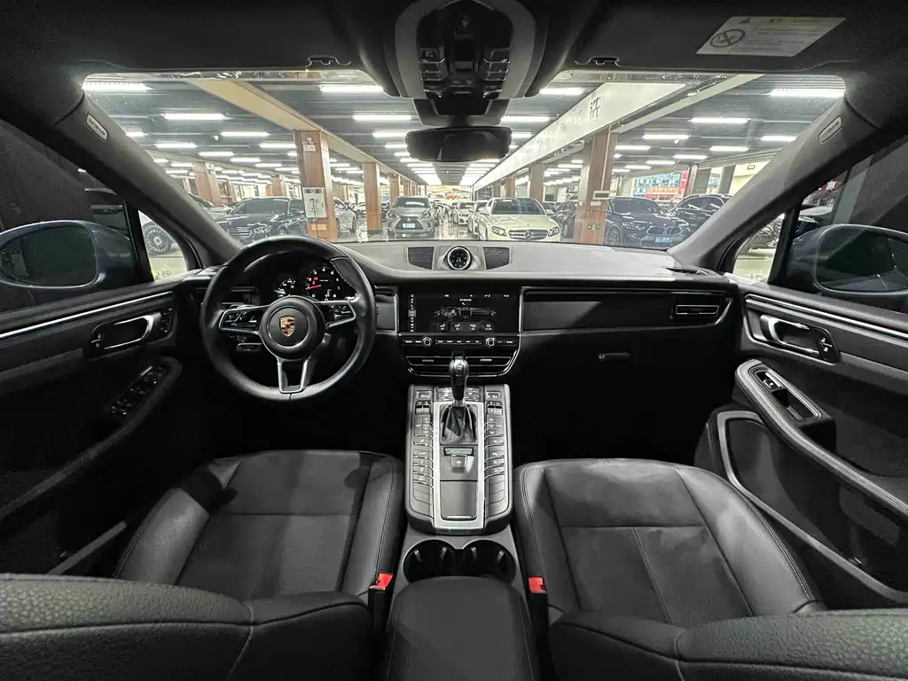 PORSCHE MACAN