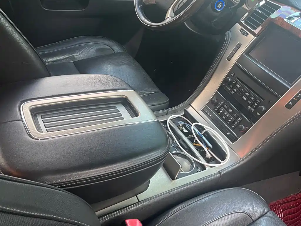 Cadillac Escalade — миниатюра 12