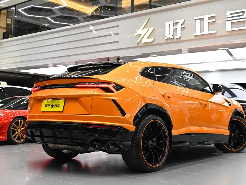 LAMBORGHINI URUS