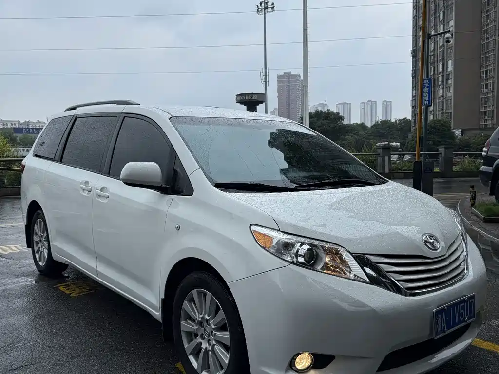 Toyota Sienna — миниатюра 4