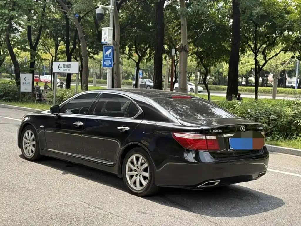Lexus LS — миниатюра 6