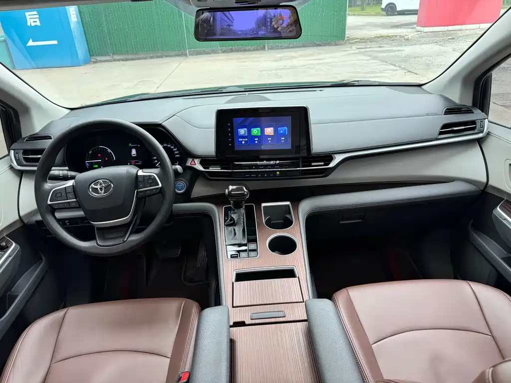 Toyota Sienna — миниатюра 6