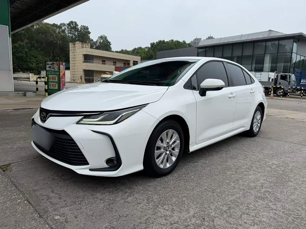 Toyota Corolla 1.5 л 2023 г. Белый, пробег 29900 км