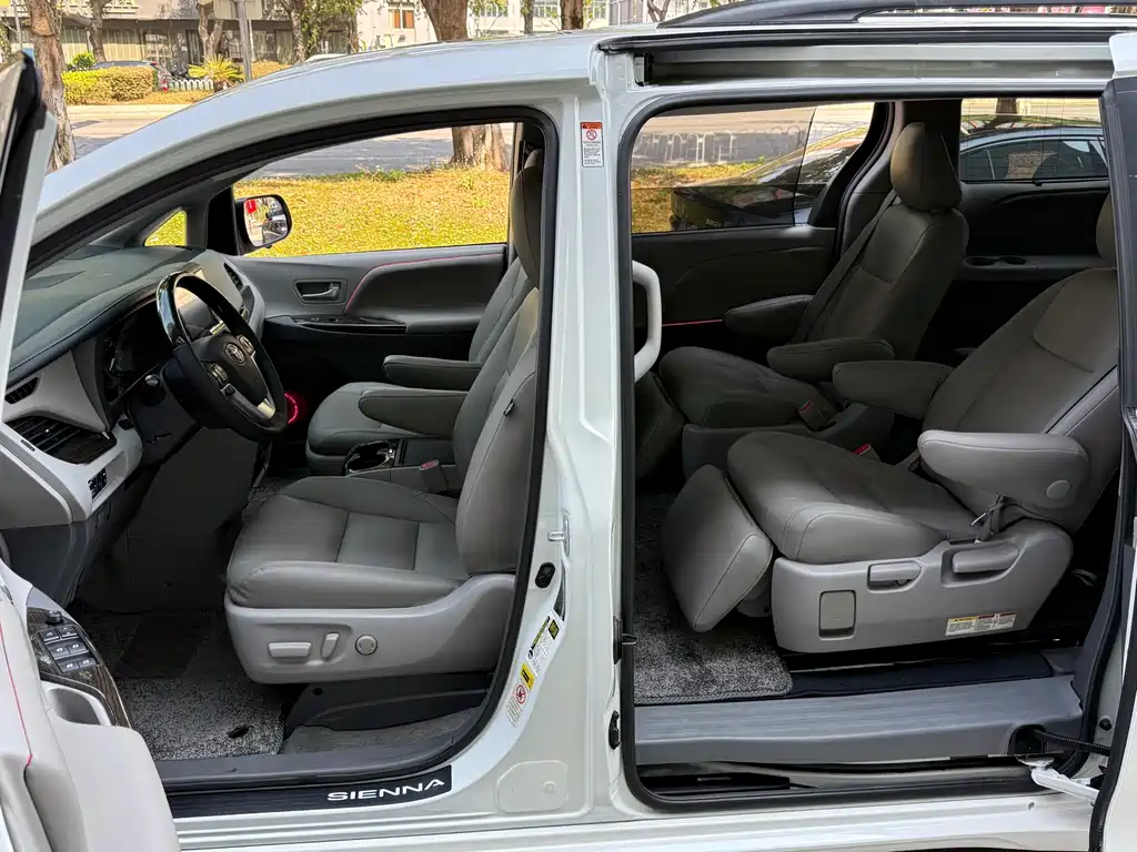 Toyota Sienna — миниатюра 8