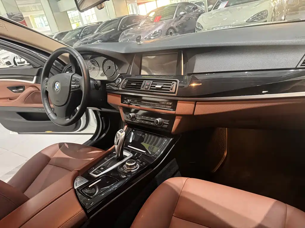 BMW 5 Series — миниатюра 10