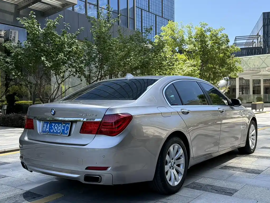 BMW 7 Series — миниатюра 4
