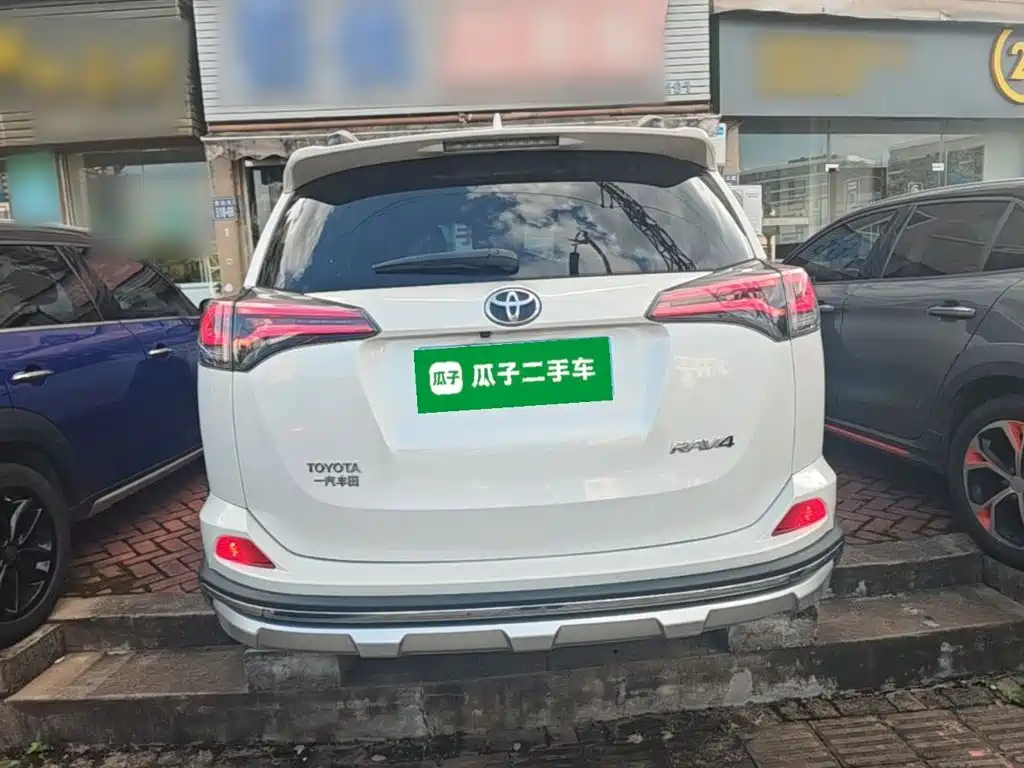 Toyota RAV4 — миниатюра 6
