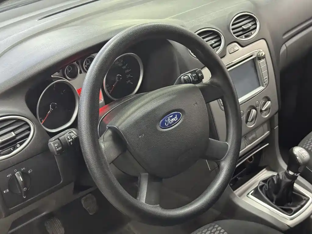 Ford Focus 2013 1.8L MT Fashion