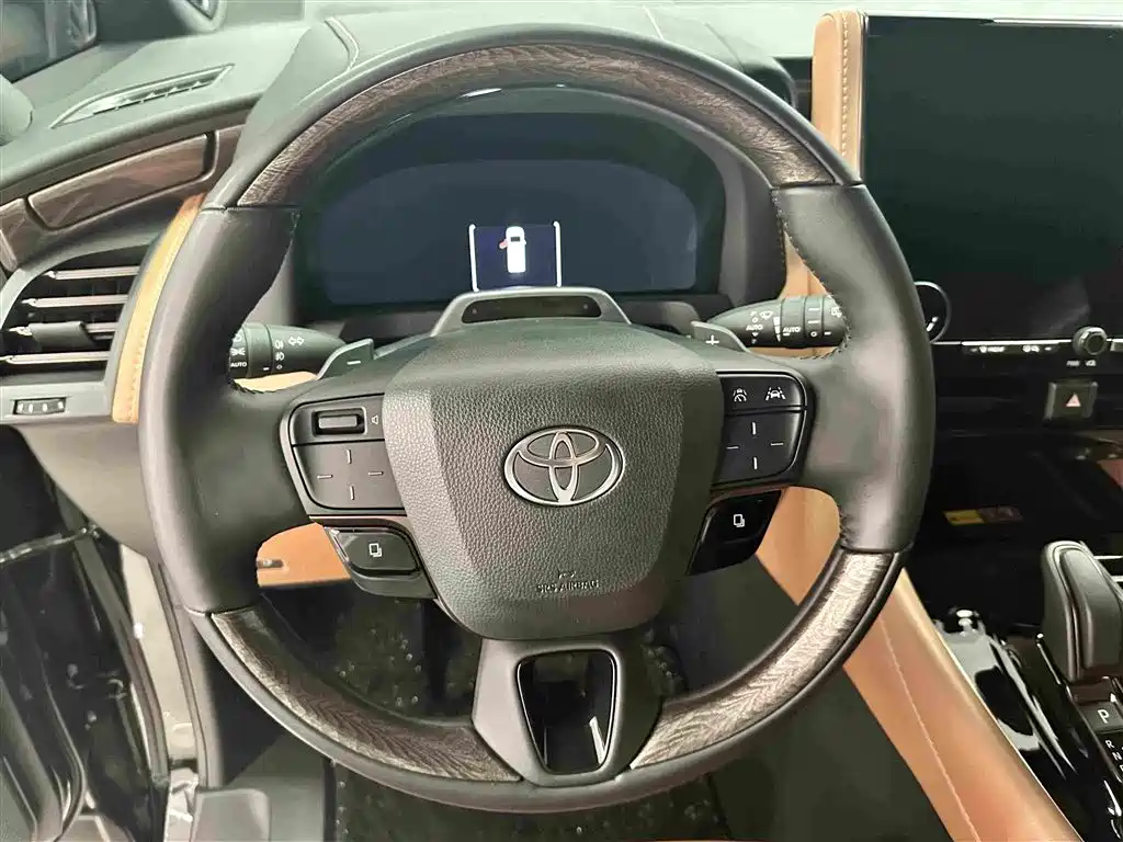Toyota Alphard — миниатюра 7