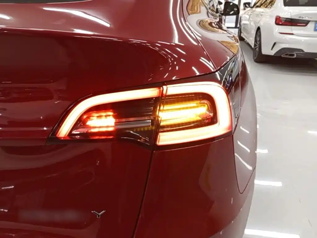 Tesla Model Y — миниатюра 8