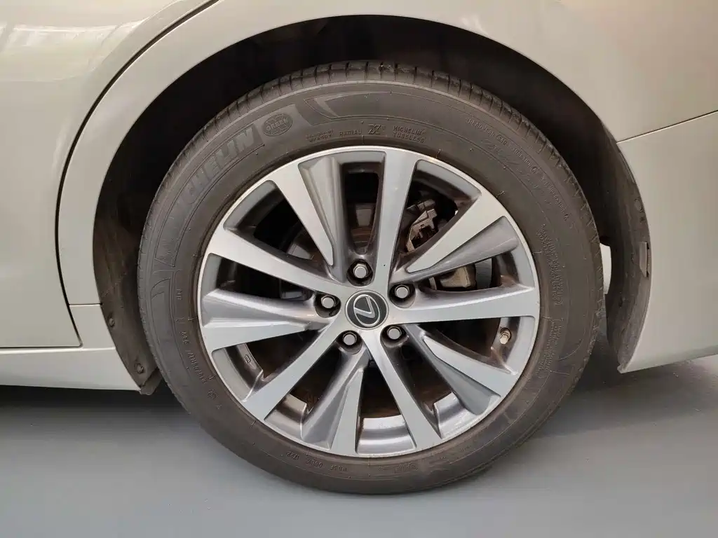 Lexus ES 2020 200