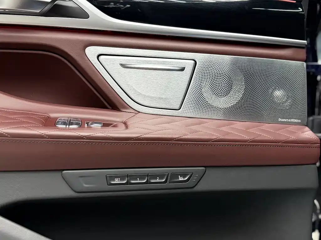 BMW 7 Series — миниатюра 17