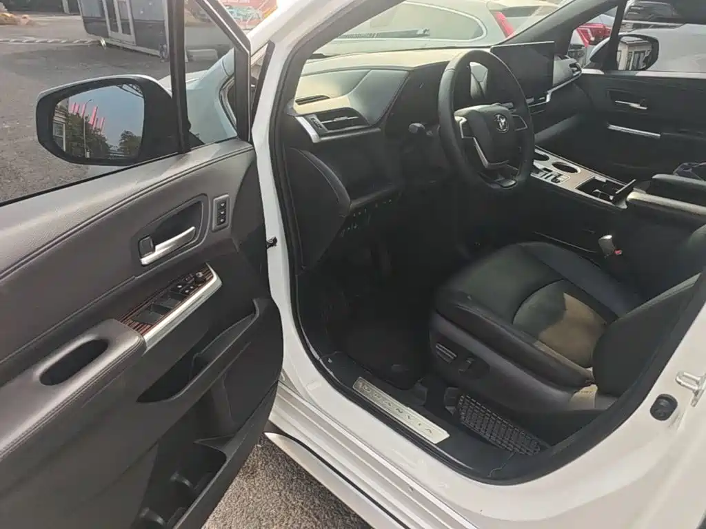 Toyota Granvia — миниатюра 16
