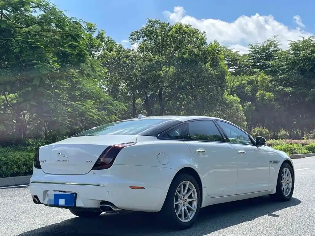 Jaguar XJ — миниатюра 3
