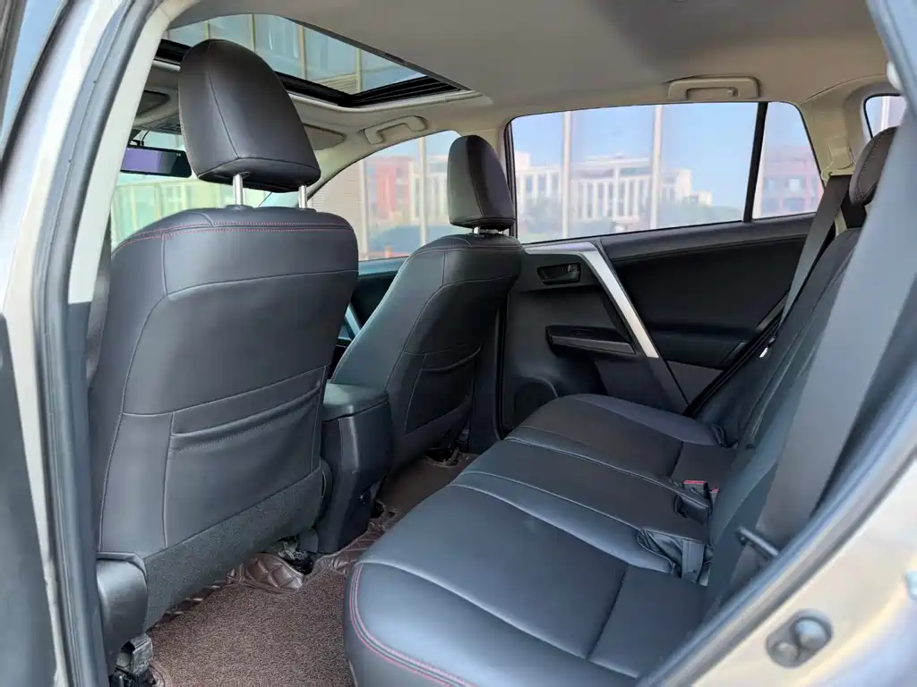Toyota RAV4 — миниатюра 8